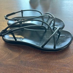 OluKai Waiau black sandals Size 9